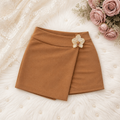 Saya-Short Cruzada de Crepe Elastizado con Broche Floral en Resina Carmelita