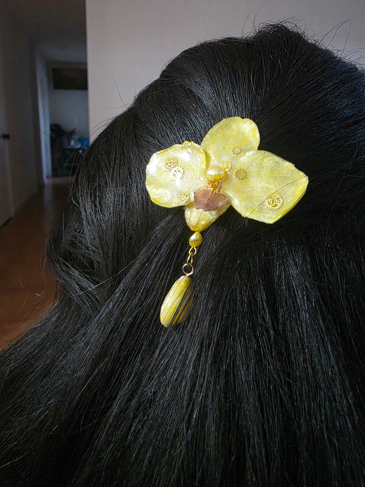 Hebilla Orquidea Dorada con Caracol