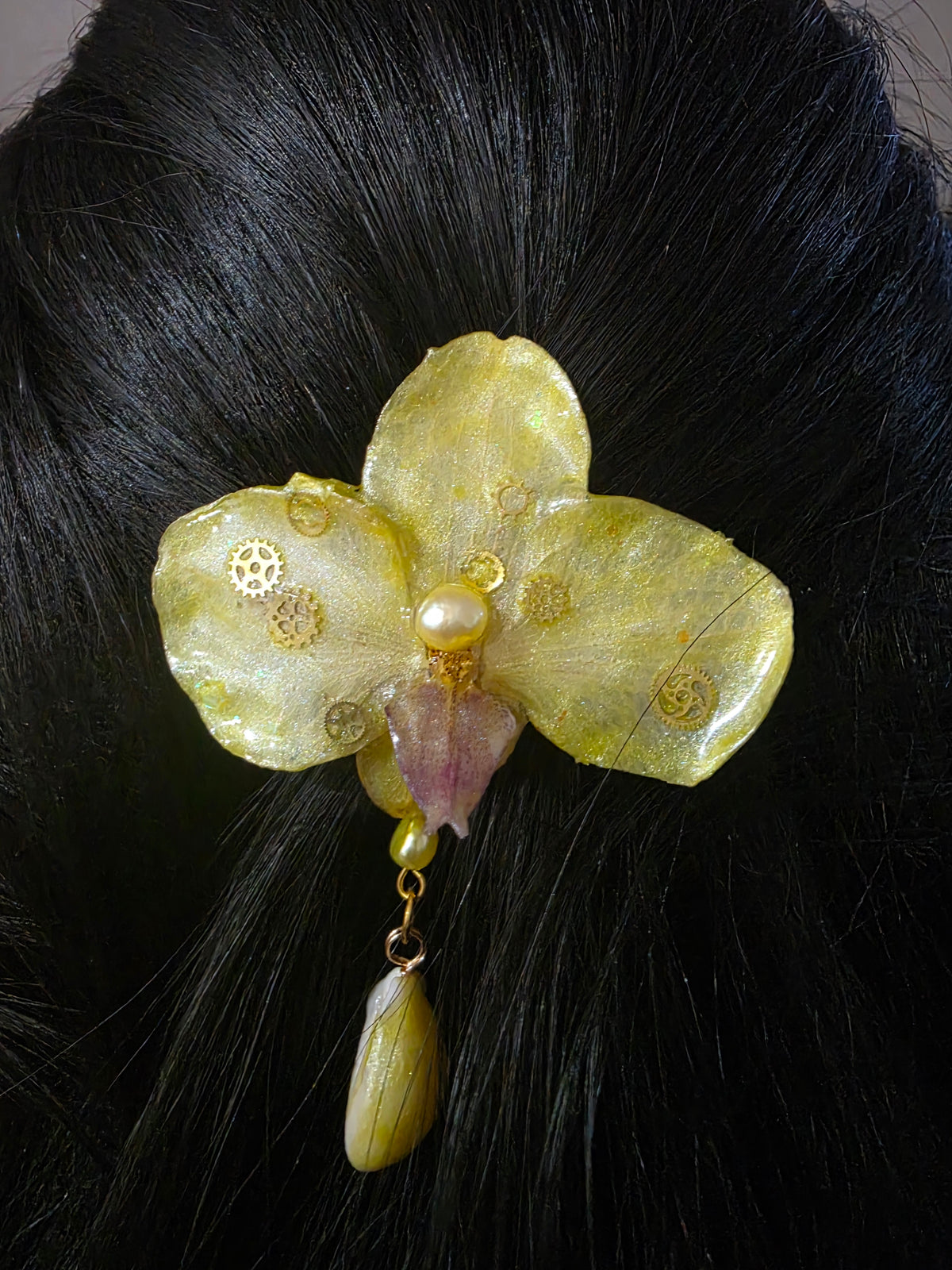 Hebilla Orquidea Dorada con Caracol