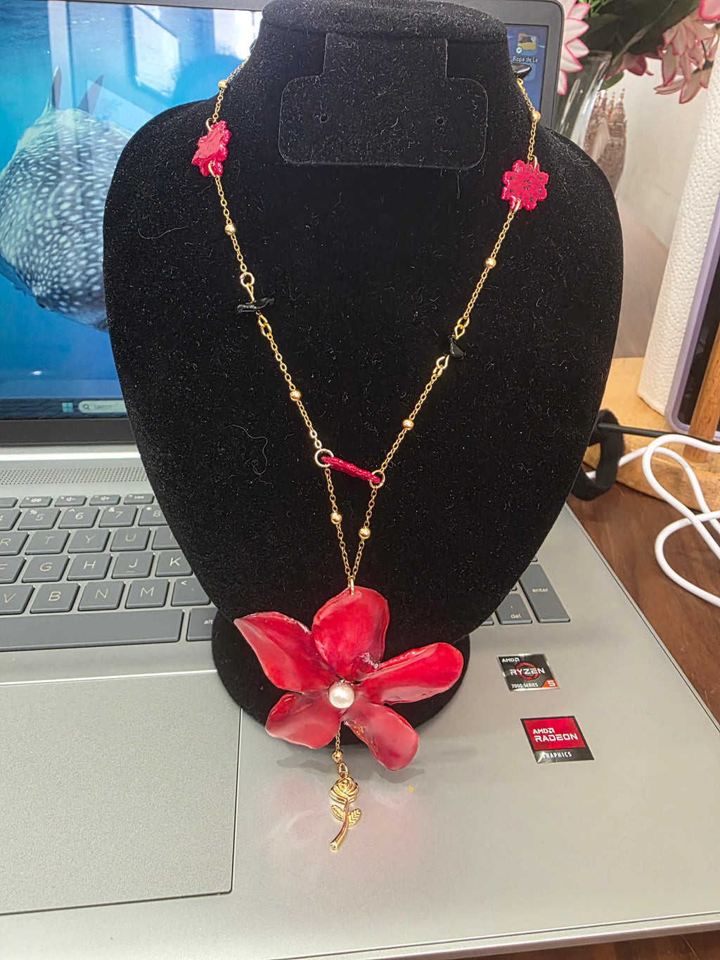 Collar Flor Carmesi - Elegancia Floral Artesanal