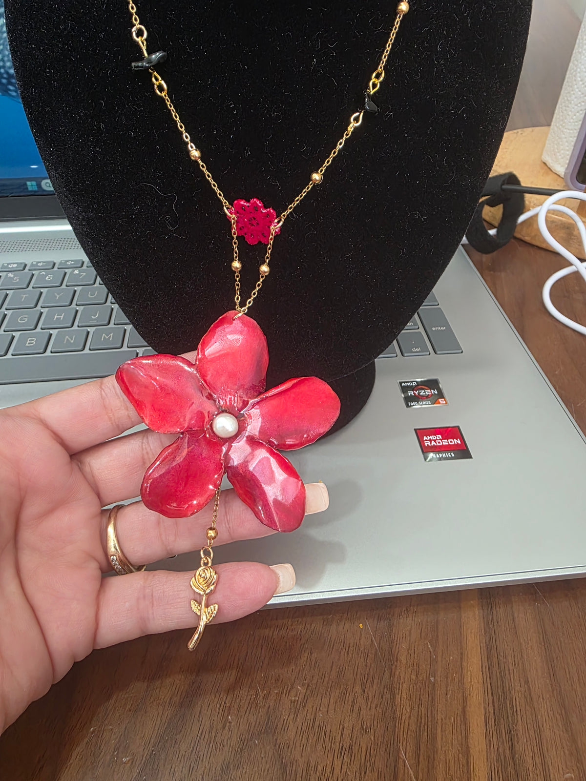 Collar Flor Carmesi - Elegancia Floral Artesanal