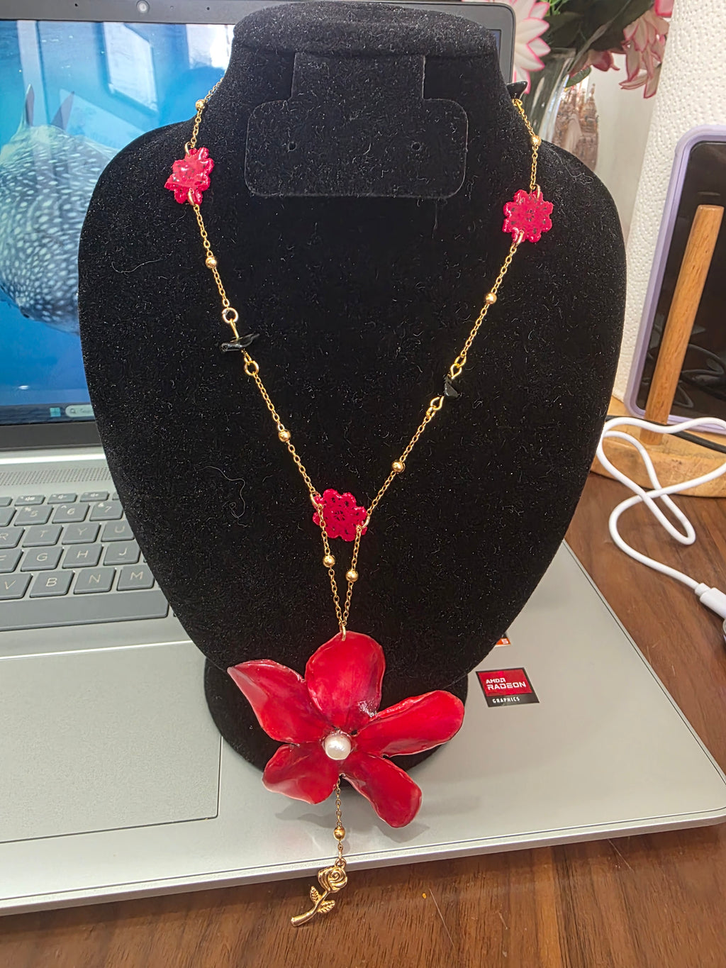 Collar Flor Carmesi - Elegancia Floral Artesanal
