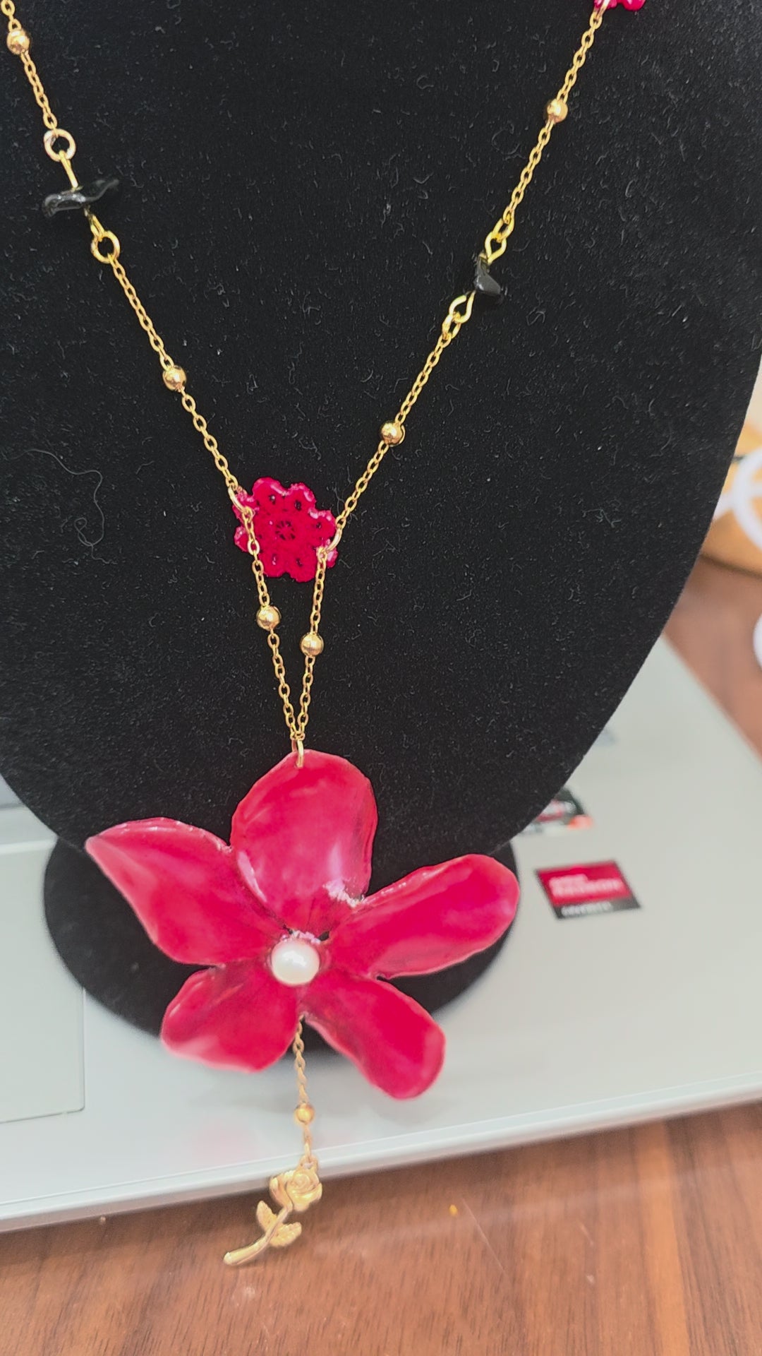 Collar Flor Carmesi - Elegancia Floral Artesanal