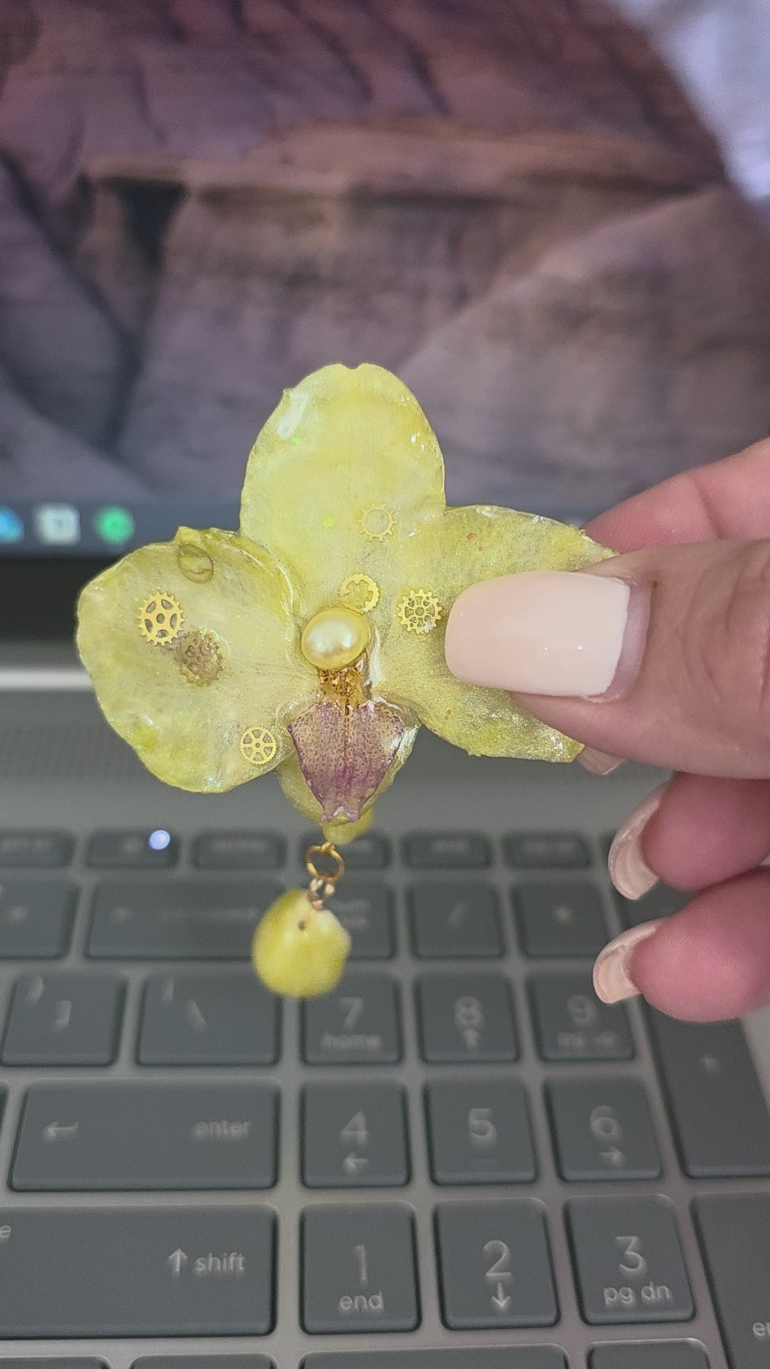 Hebilla Orquidea Dorada con Caracol